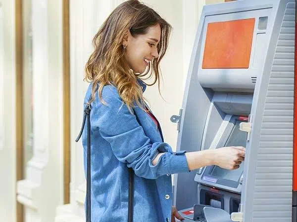 lady withdrawing payment from cashnet atm service